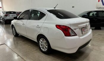 Nissan Versa completo