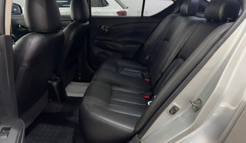 Nissan Versa completo