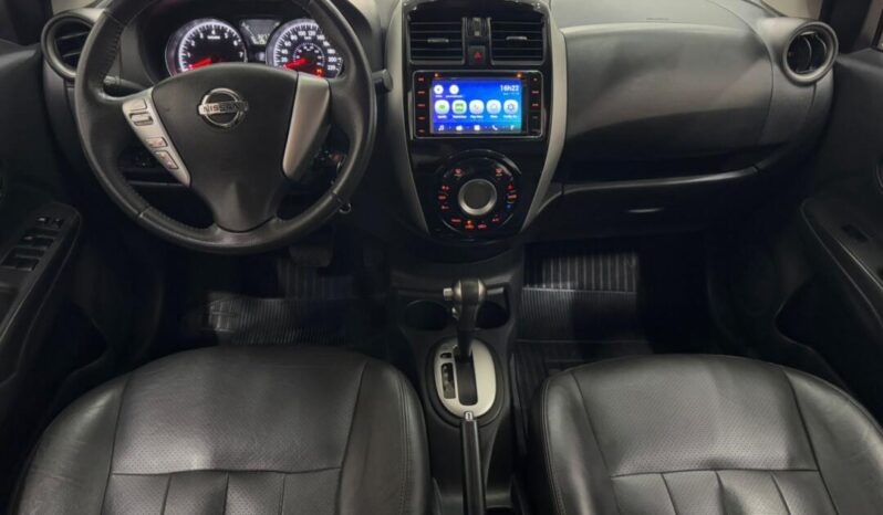 Nissan Versa completo